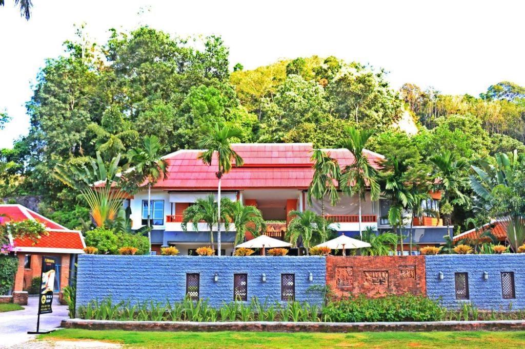 Royal Lee Resort And Spa Nai Yang Beach Esterno foto