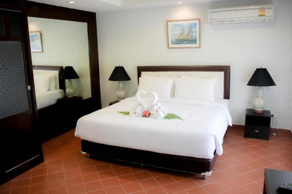 Royal Lee Resort And Spa Nai Yang Beach Esterno foto