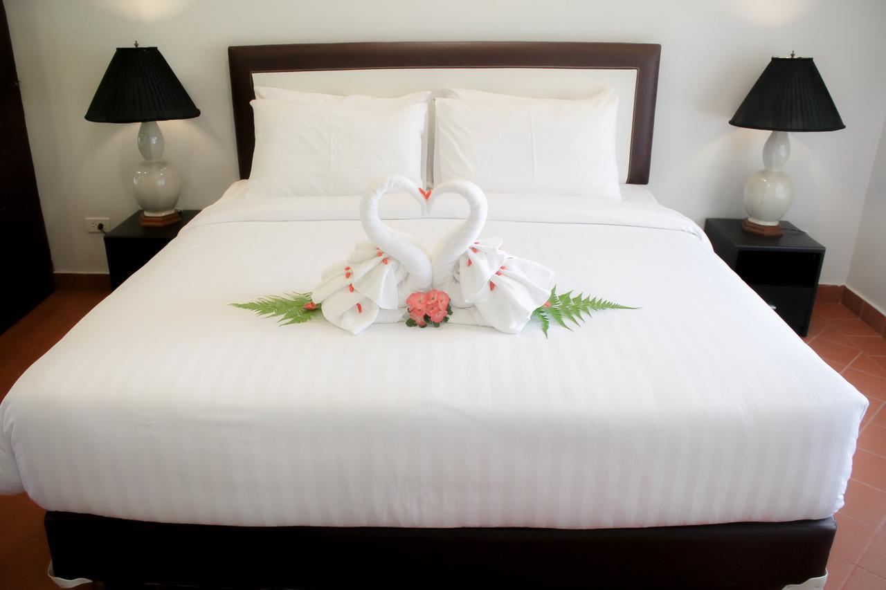 Royal Lee Resort And Spa Nai Yang Beach Esterno foto